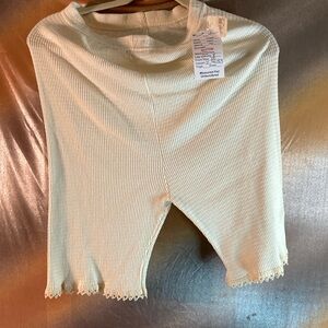 Cream‎ waffle weave bloomers. Size small. 25” waist. NWT. Mid thigh. 350
